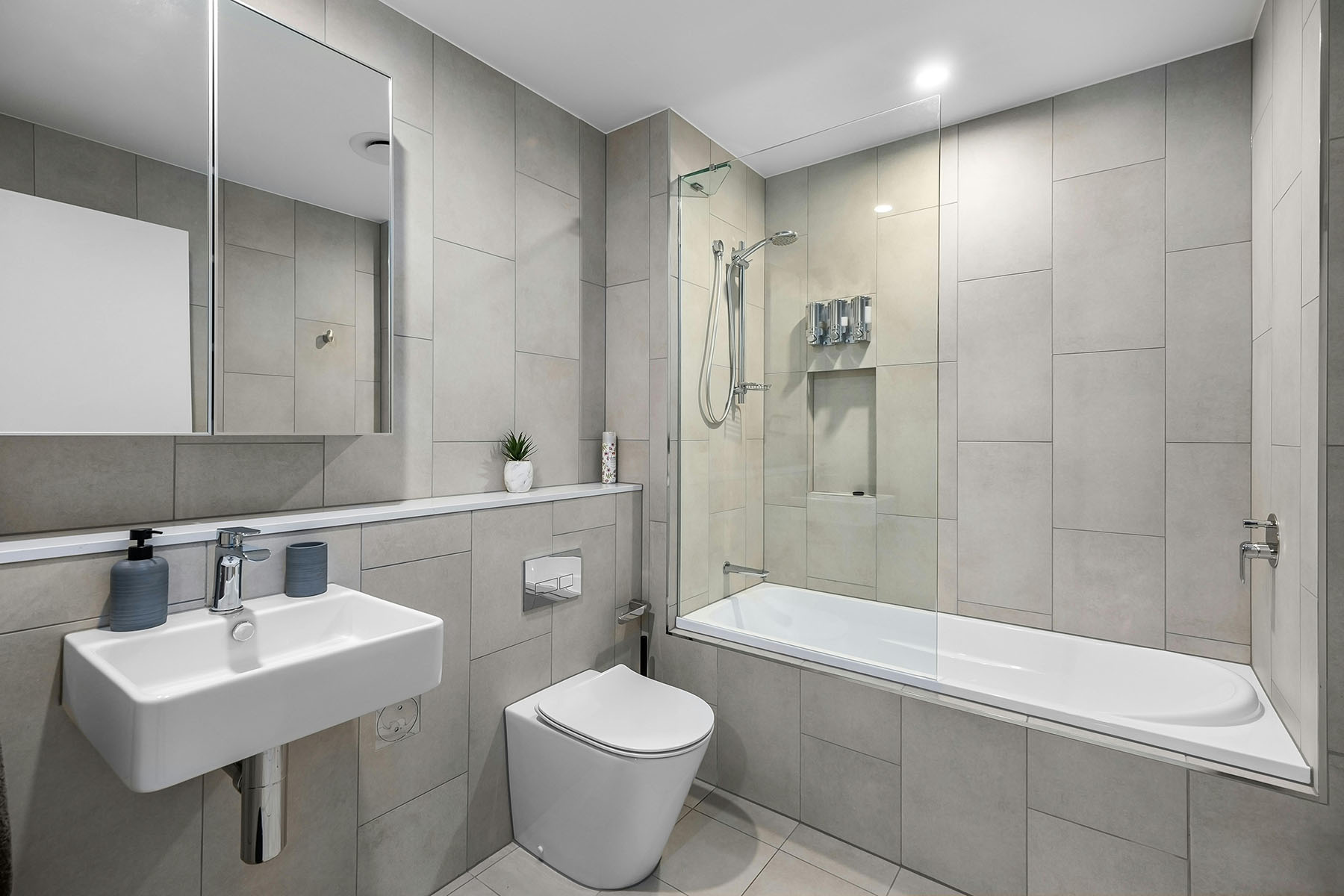 Badezimmer Sanierung Wien | Hochwertige Badrenovierung & smarte Raumlösungen Komplettbadsanierung für höchsten Komfort | Ihr Traumbad mit freistehender Badewanne, modernem Smart-Home-System und eleganter Funktionalität